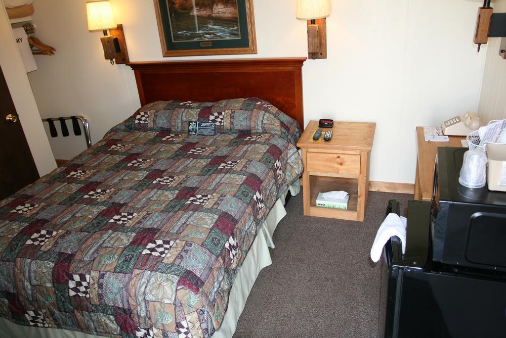 Falls Motel Thompson Falls Εξωτερικό φωτογραφία